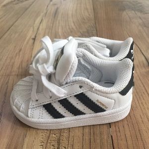 🌻Black/white classic Adidas superstars🌻